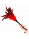 Plumero Kink en rojo con plumas naturales de gallo y mango negro sujeto con la mano