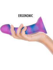 Dildo Mythology Dion Galactic sostenido en una mano, que muestra la curvatura del eje y el ancho de la base