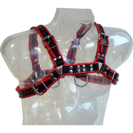 Arnés de pecho Leather Body Chain Harness III negro con ribete rojo, hebillas y anilla en D, sobre maniquí