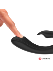 Dedo presionando el eje estriado de silicona del Anne's Desire Rabbit Watchme negro