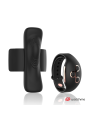 Vibrador de braga Anne's Desire Panty Pleasure en silicona negra junto al reloj mando WatchMe abrochado