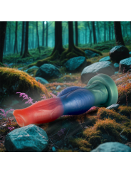 Dildo de fantasía Epic Arion tumbado sobre musgo, con base verde y cuerpo azul y coral