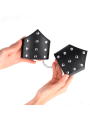 KINK - MUÑEQUERAS ESTILO PUNTIAGUDO NEGRO CON CADENA AJUSTABLE 17-23 CM X 8.5 CM