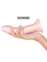 Consolador ergonómico rosa sostenido en mano mostrando forma curvada y base de succión