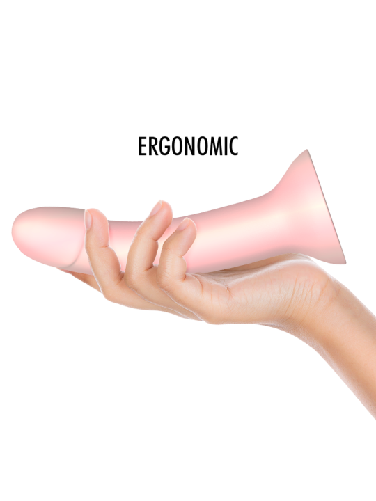 Consolador ergonómico rosa sostenido en mano mostrando forma curvada y base de succión
