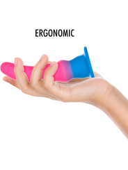 Dildo Kuno Utopia sostenido con mano abierta, mostrando ergonomía y transición gradual de color rosa a azul en la base ventosa
