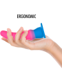 Dildo Kuno Utopia sostenido con mano abierta, mostrando ergonomía y transición gradual de color rosa a azul en la base ventosa