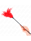 Plumero Kink para cosquillas de 45 cm en rojo, con penacho de plumas y varilla negra sujeta por una mano