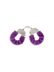 Esposas metálicas forradas de pelo sintético morado incluidas en el kit ToyJoy Super Sex Bomb