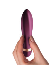 Vibrador del kit Climaximum Dare en la mano, silicona ciruela con anillo dorado