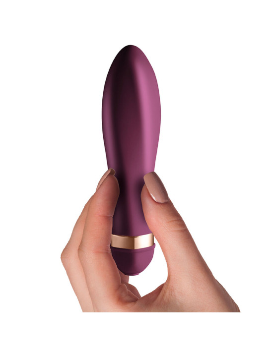 Vibrador del kit Climaximum Dare en la mano, silicona ciruela con anillo dorado