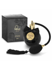 Bruma corporal Bijoux Indiscrets Aphrodisia de 100 ml junto a su caja negra con estampado floral