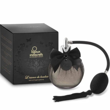 Frasco vaporizador de Bijoux Indiscrets Esencia de Boudoir junto a su caja negra con estampado