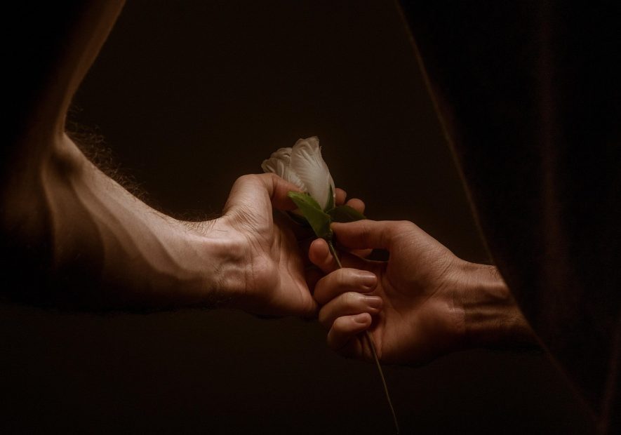 Pareja adulta hablando sobre intimidad en un salón